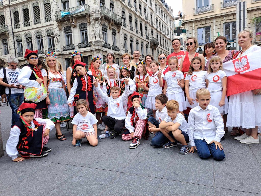 Defilada Ambasadorów Polskości ulicami miasta Lyonu- Święto Sztandarów Świata