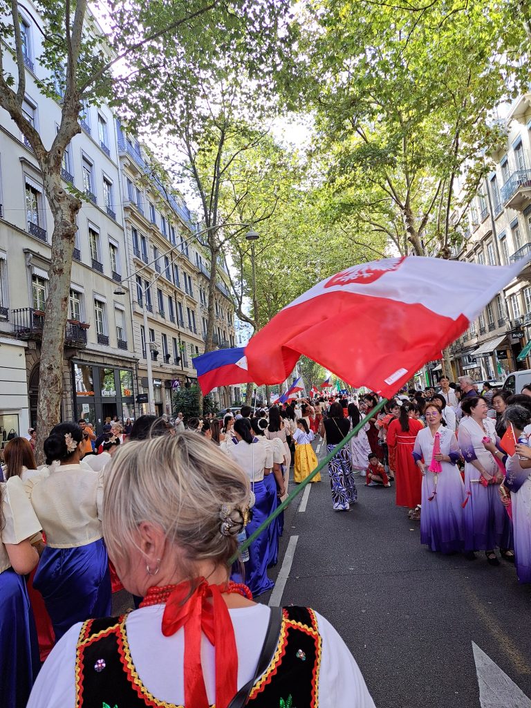 Święto sztandarów w Lyonie- defilada ulicami miasta