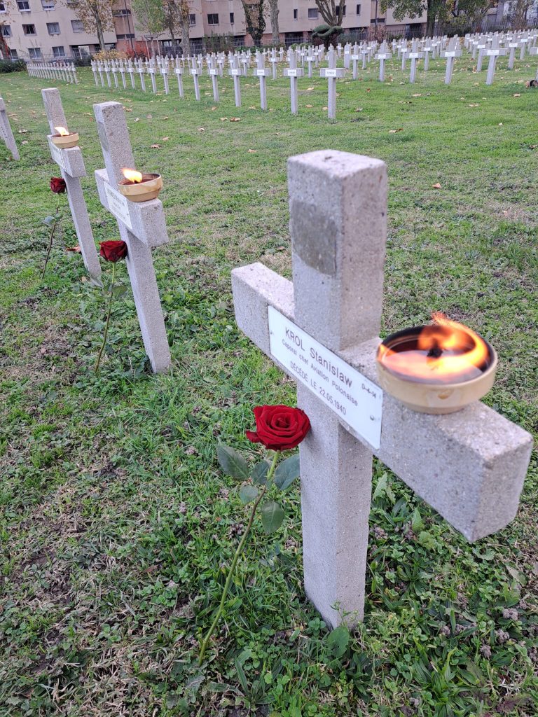 Uroczystość złożenia hołdu polskim żołnierzom na cmentarzu wojskowym La Doua