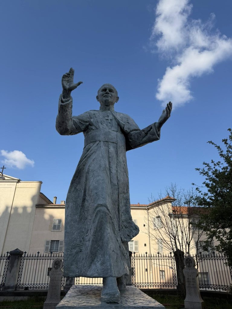 Złożenie kwiatów pod pomnikiem Jana Pawła II na wzgórzu Fourviere